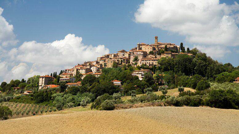 Castelfalfi, tour del borgo antico